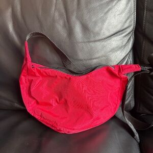 BAGGU candy apple small nylon crescent bag